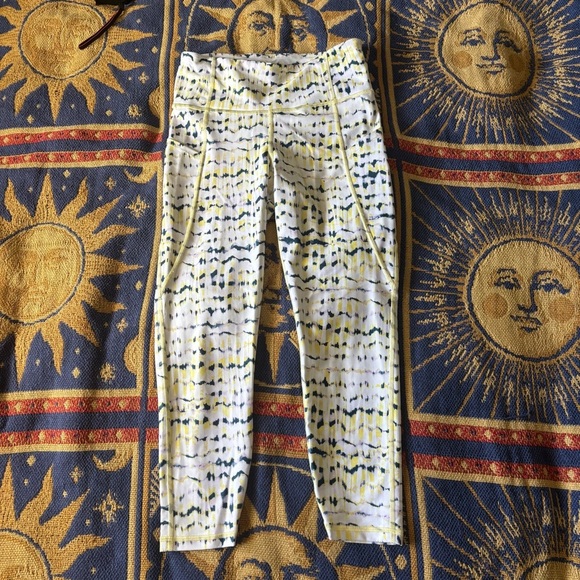 Gap Fit Compression Capris Pants For Women Color Tie Dye White/Blue Size S - Picture 1 of 6